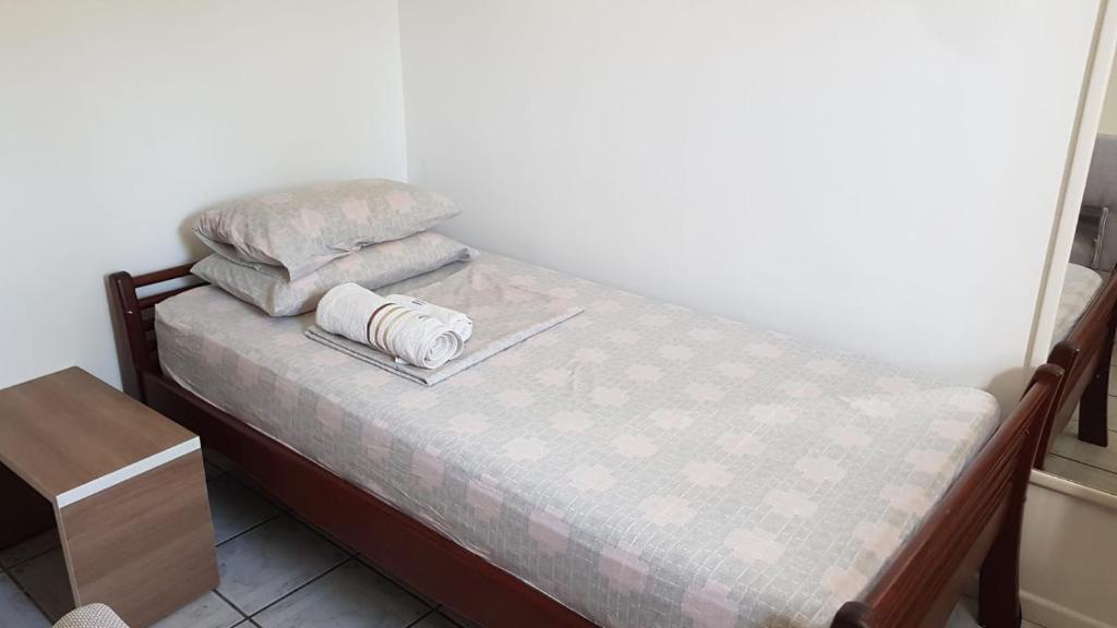 Tempat tidur dalam kamar di Quarto no Jd. Satélite - Excelente localização na Zona Sul