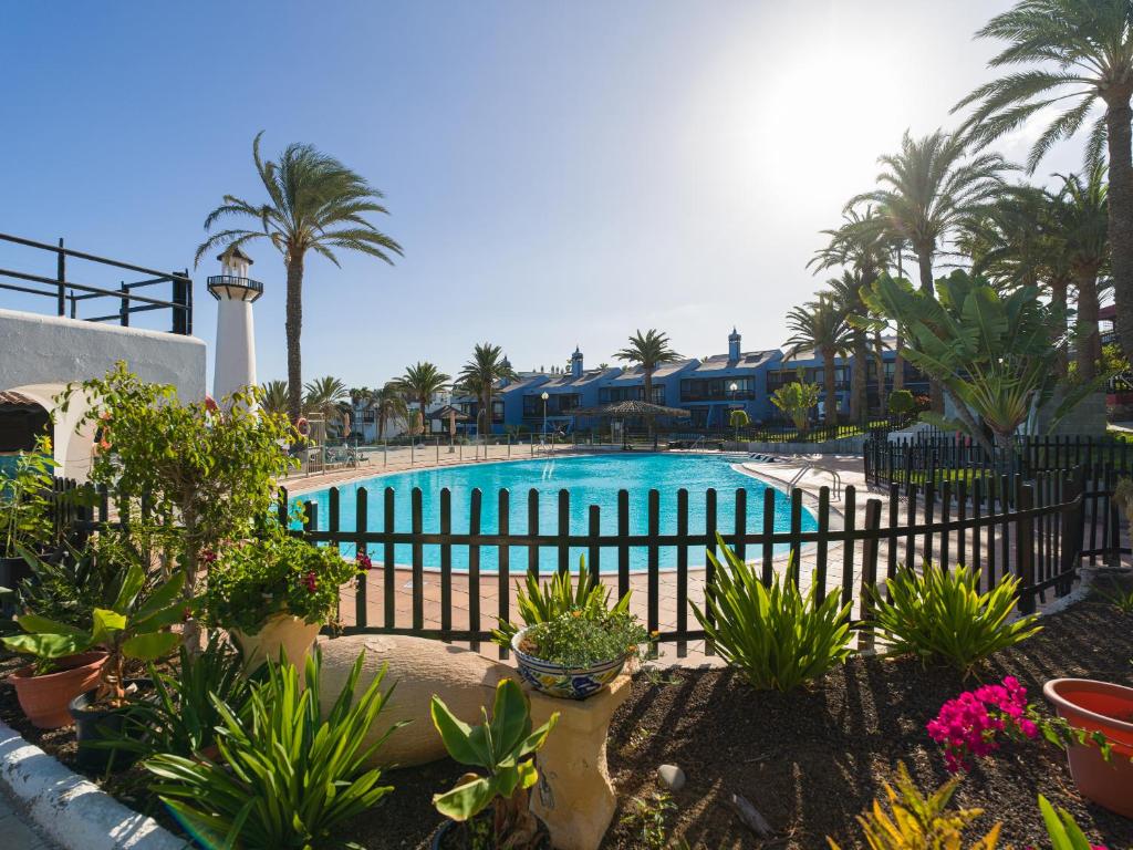 Bazén v ubytování Amazing 3 bedroom next to the beach with heated pool nebo v jeho okolí