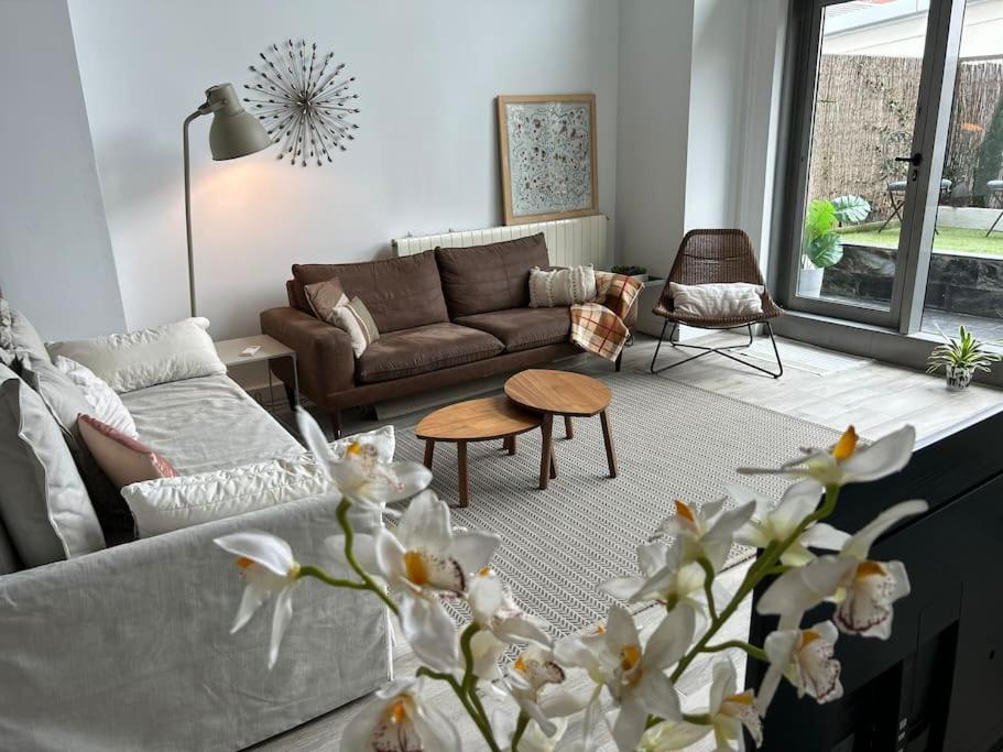 - un salon avec un canapé et une table dans l'établissement Luminoso y confortable Loft, à Alcobendas