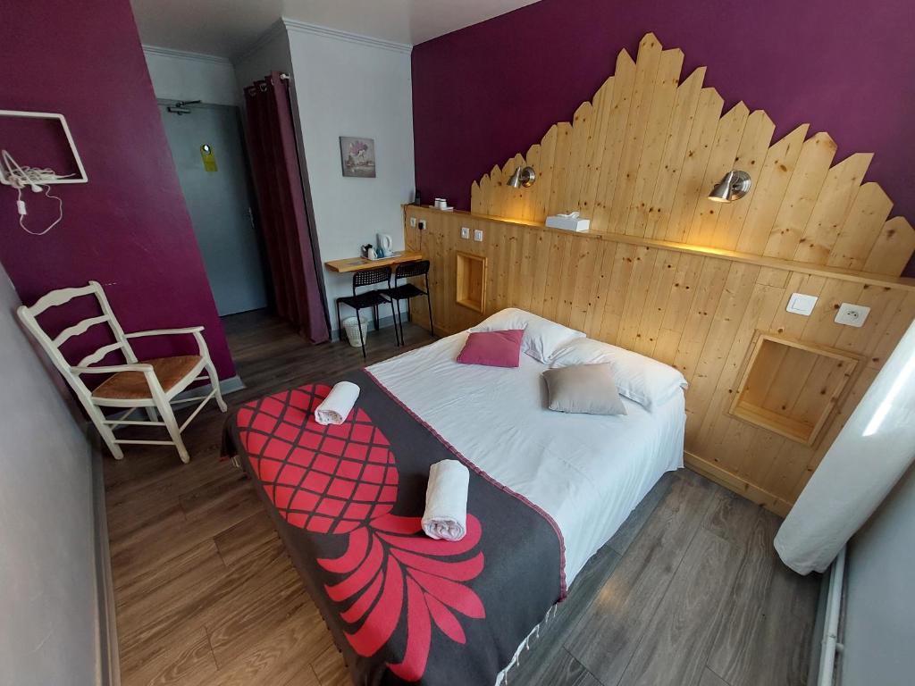 Postel nebo postele na pokoji v ubytování Logis Hotels - Auberge de l'Île - Hôtel 3 étoiles et Restaurant