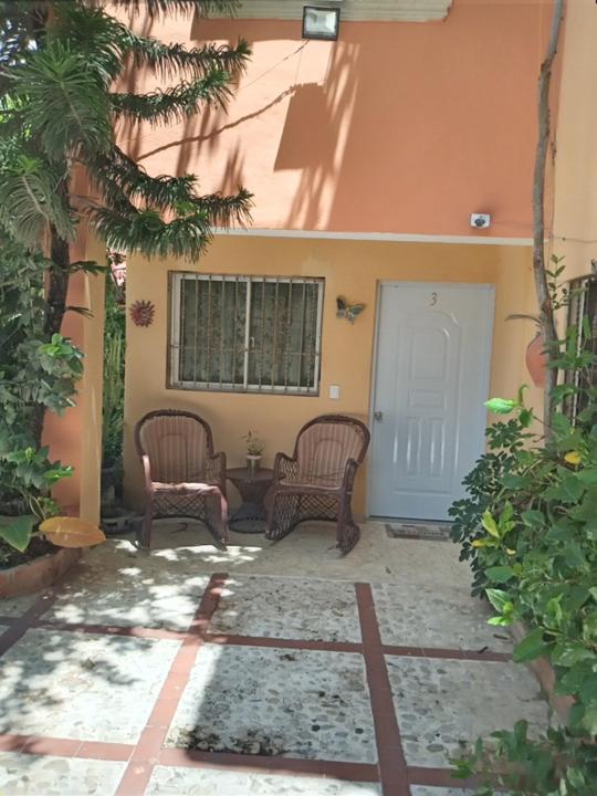 un patio con 2 sillas y una puerta en Villa rozenuda, en El Higo