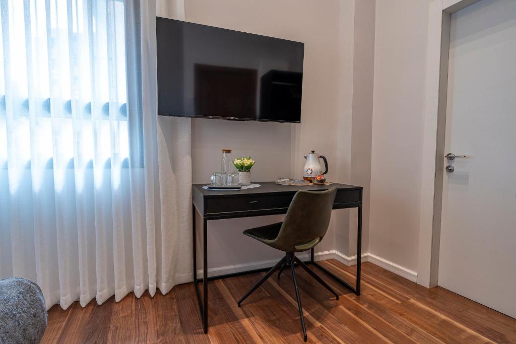 TV a/nebo společenská místnost v ubytování Hematian Hotel by Effy