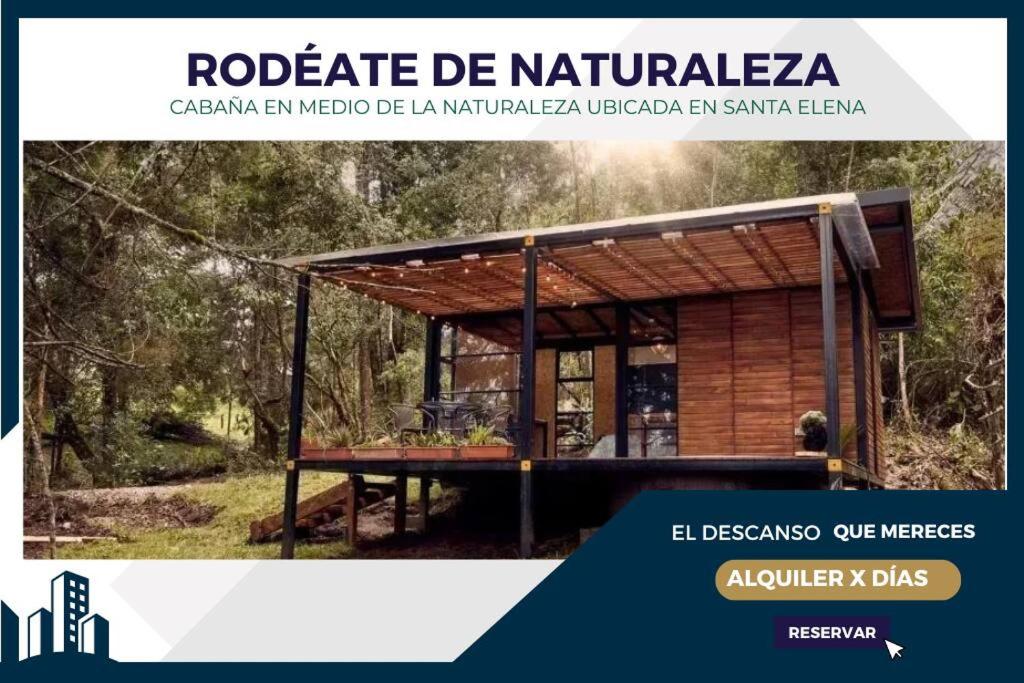 un magazine publicitaire pour une maison en bois dans les bois dans l'établissement Santa Elena Luxury Jacuzzi y fogata, à Rionegro