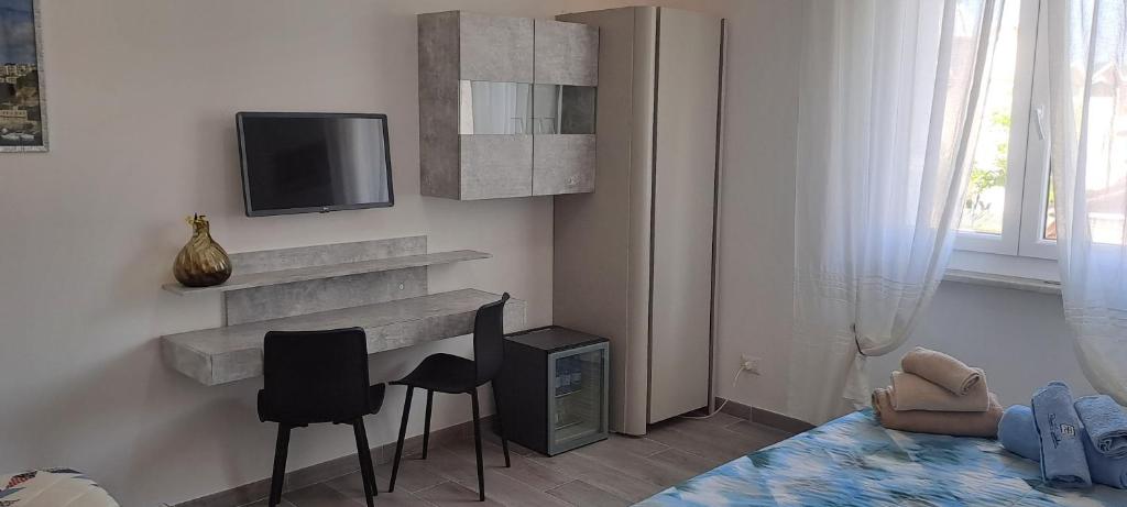 een woonkamer met een tv aan de muur bij Relax2 in Il Romito