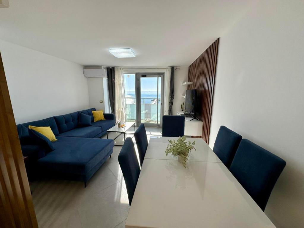Posedenie v ubytovaní Seafront Blue Duplex