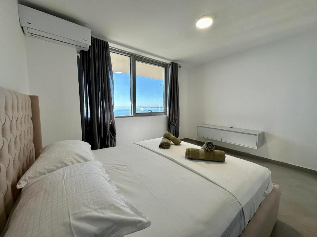 Posteľ alebo postele v izbe v ubytovaní Seafront Blue Duplex