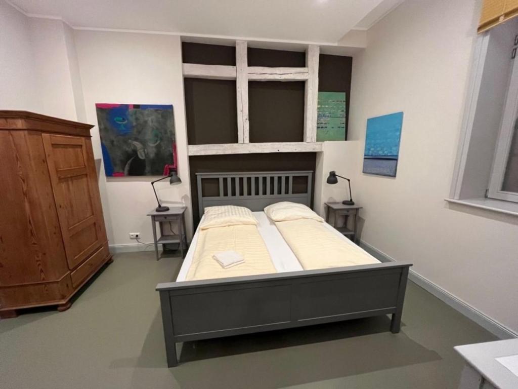 a bedroom with two beds and a window at Ferien Mittendrin - Ferienwohnung 8 in Schwerin