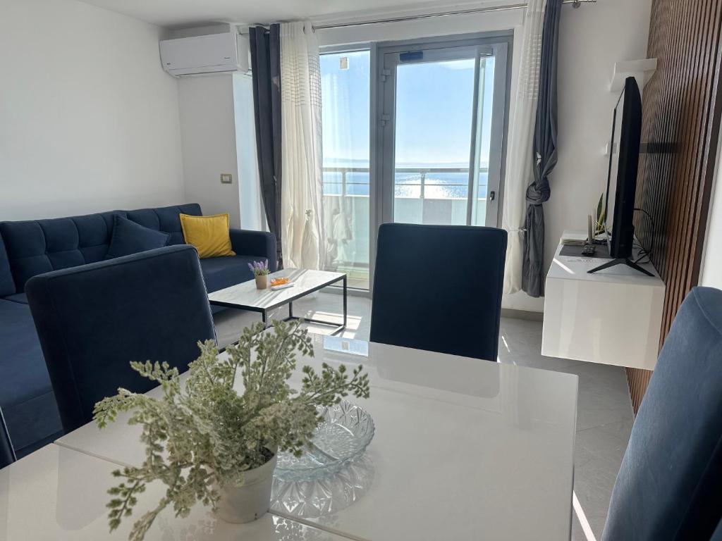 Televízia a/alebo spoločenská miestnosť v ubytovaní Seafront Blue Duplex