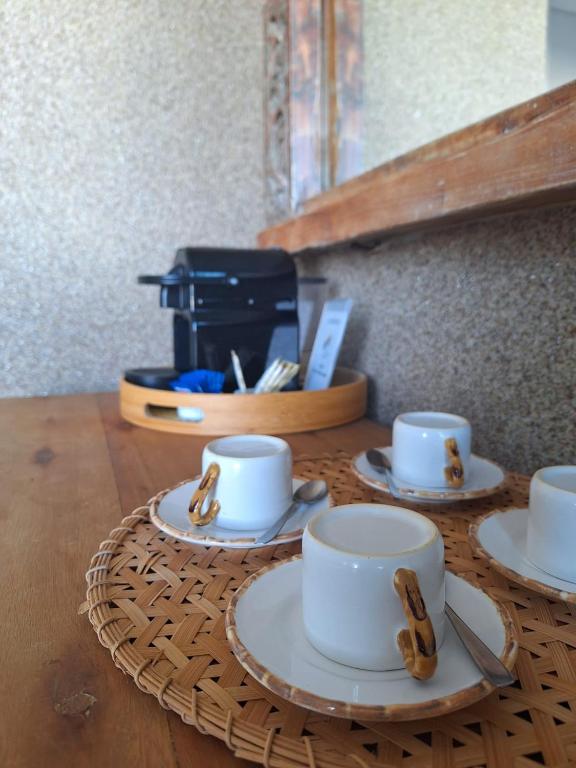 Comodidades para preparar café e chá em Casatua Pousada