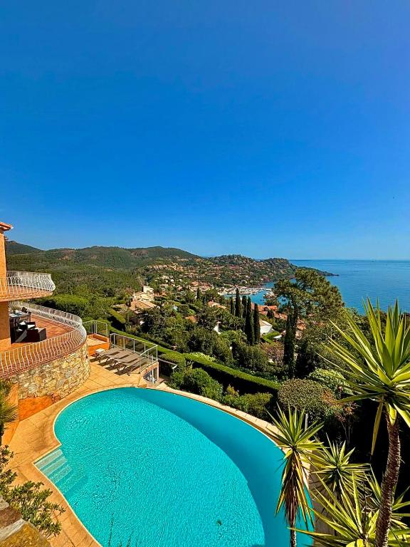 - une grande piscine au-dessus d'une maison dans l'établissement Villa Provençale vue mer & piscine privée, à Saint-Raphaël