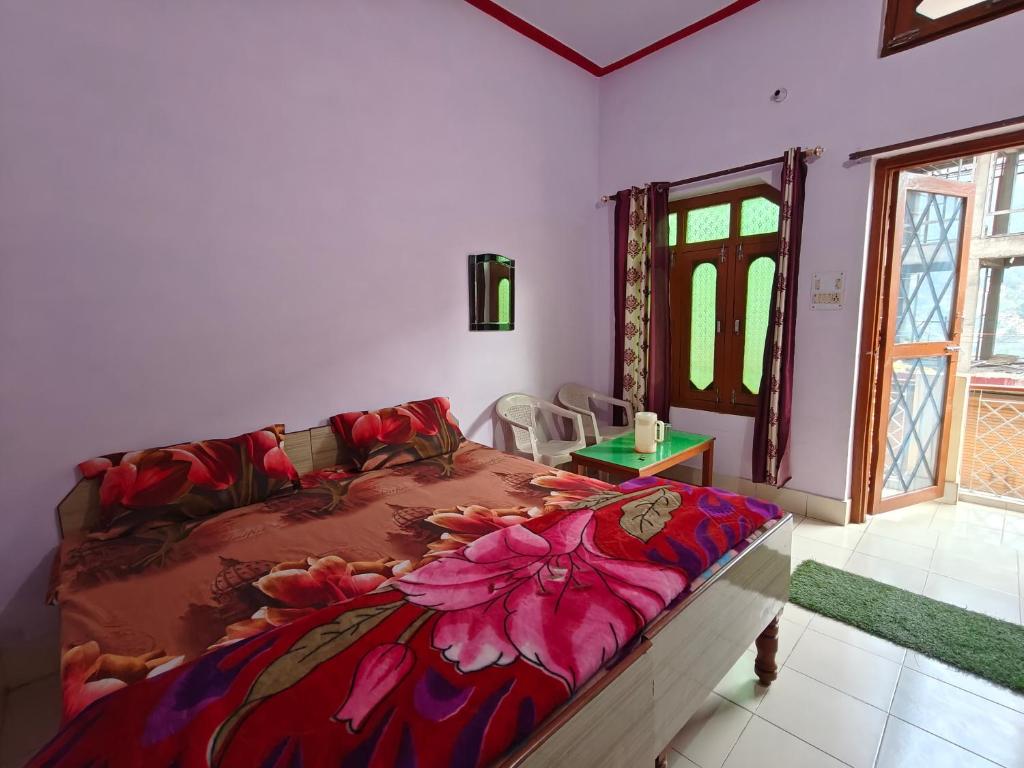 Postel nebo postele na pokoji v ubytování Abhishek guest house