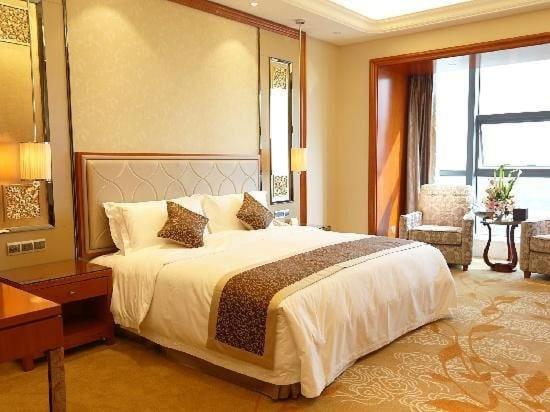 a large bedroom with a large bed and a desk at Hotel De Huespedes near international airport in New Delhi