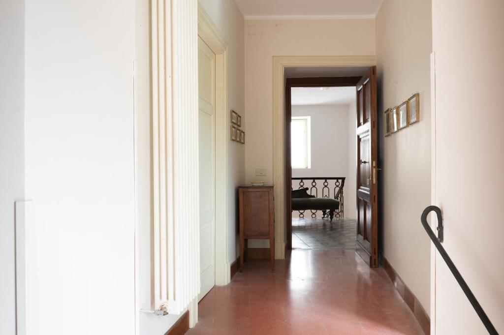 een hal met een deur naar een kamer met een piano bij Il Labirinto in Colli a Volturno