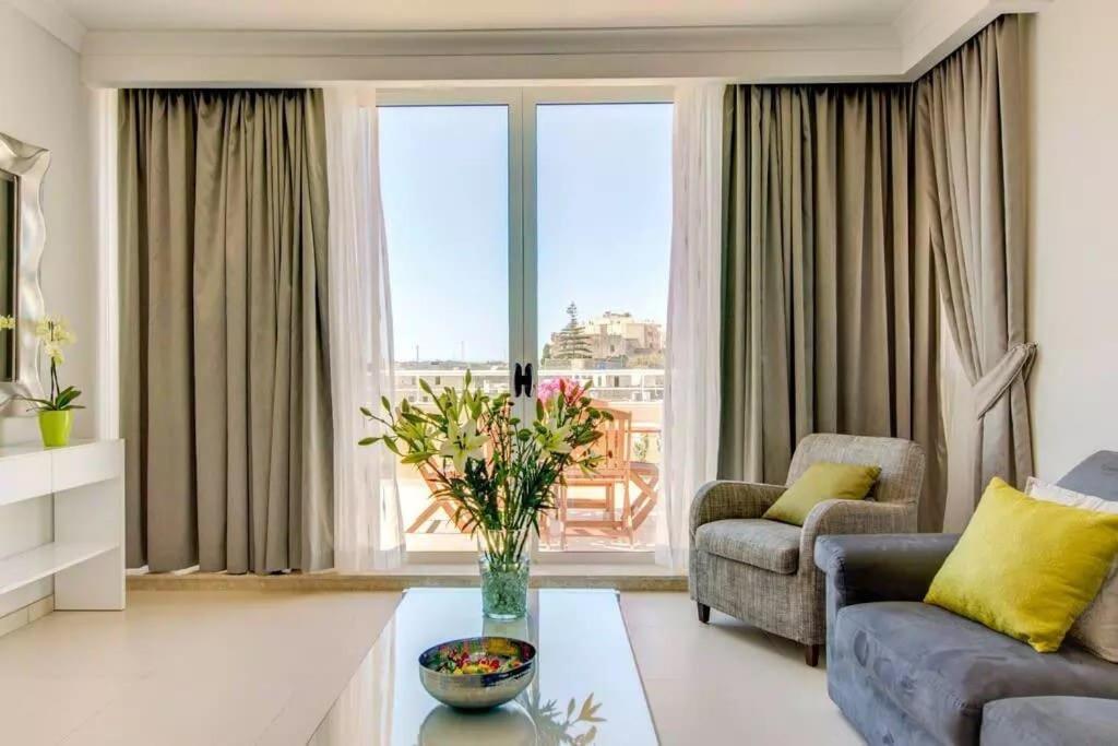 Posezení v ubytování Penthouse with Picturesque Garden and Bayviews