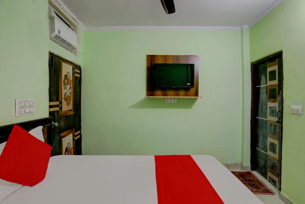 En TV eller et underholdningssystem på OYO Flagship Hotel Koyal Palace