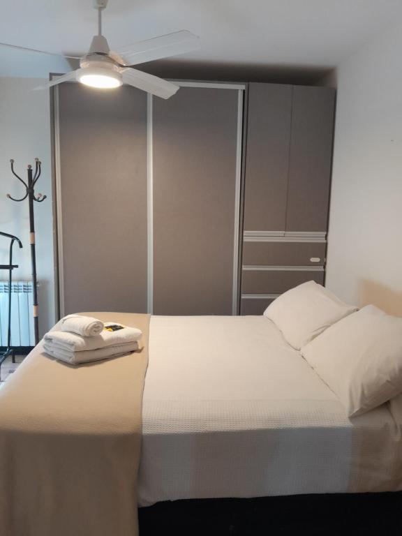 1 dormitorio con 1 cama y ventilador de techo en Departamento Obispo Salguero en Córdoba