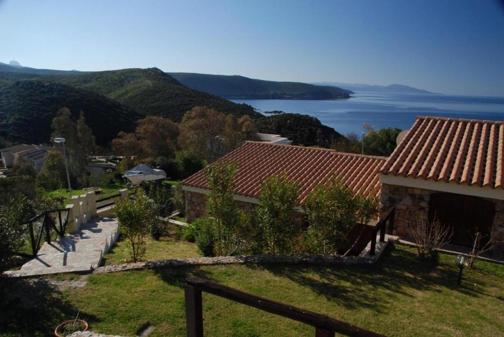 uma vista para uma casa com vista para a água em Ferienhaus in Torre Dei Corsari mit Terrasse und Meerblick - b56406 em Torre dei Corsari