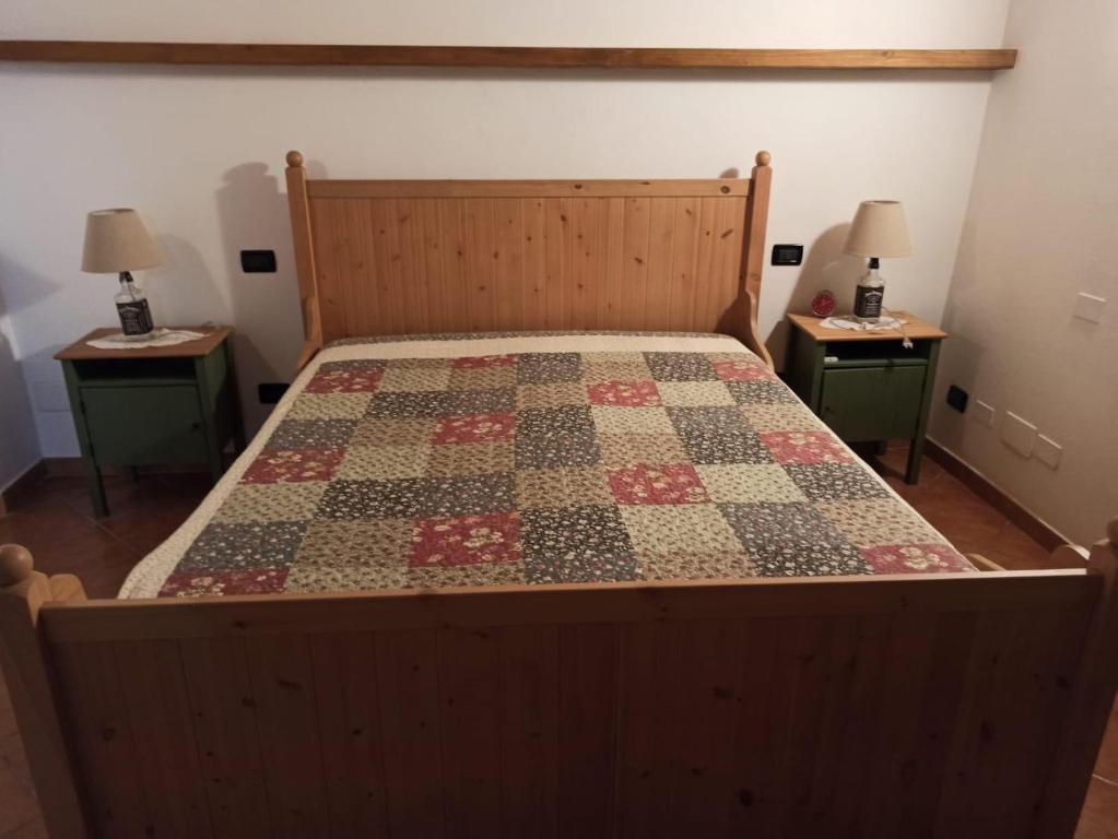 uma cama com uma colcha num quarto em Dimora Pellegrino em Sternatia