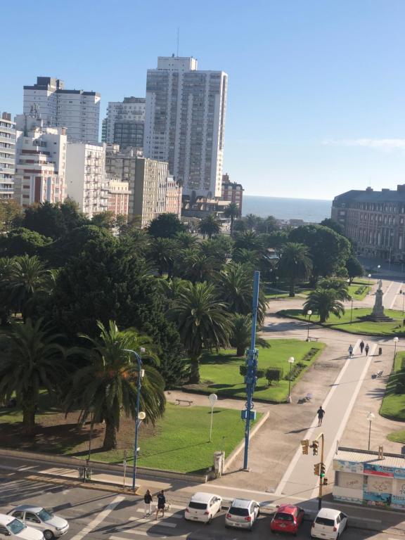 vistas a una ciudad con palmeras y una calle en Mar del plata en Mar del Plata