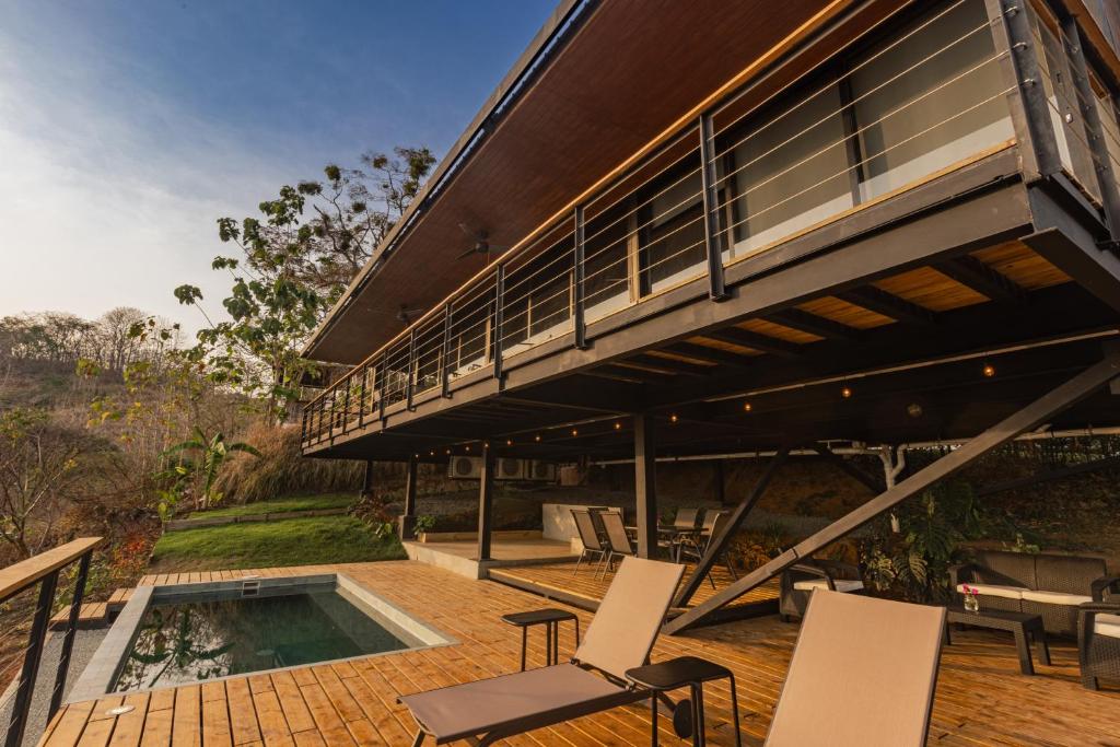 Bazén v ubytování Casa Pelícano - Tropical house w' private pool and ocean views nebo v jeho okolí