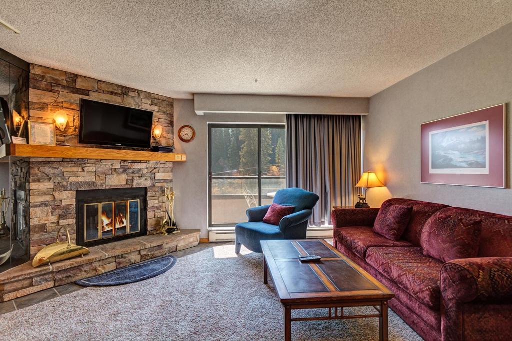 uma sala de estar com um sofá e uma lareira em Beaver Run Resort 4237 by Great Western Lodging em Breckenridge