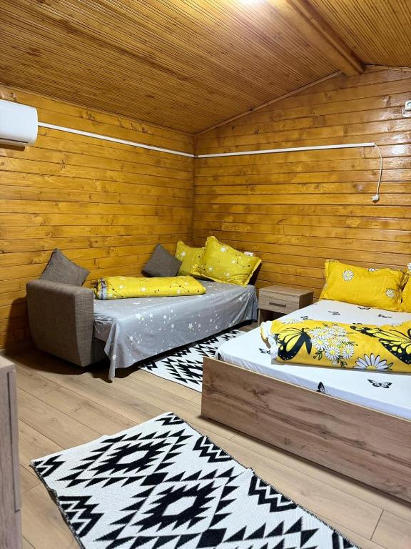 Postel nebo postele na pokoji v ubytování Cabanutele La Denisa