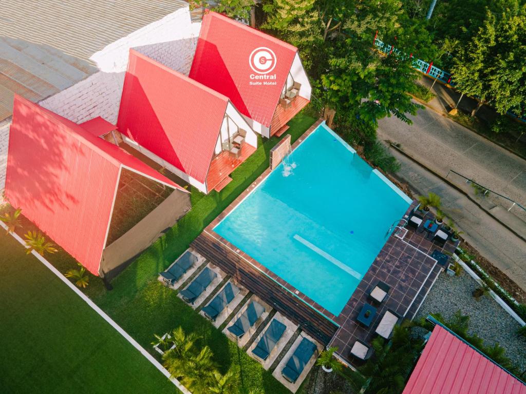 vista sul tetto di una casa con piscina di Tarapoto central suites a Tarapoto