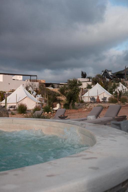 Bazén v ubytování Glamping Valle de Guadalupe with Private Bathrooms by YUMA Resort nebo v jeho okolí