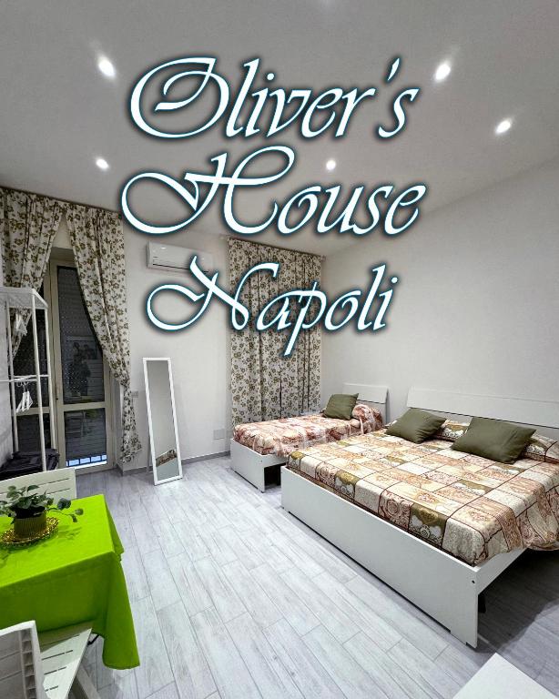 ナポリにあるOliver's Houseのベッドルーム1室(ベッド2台付)、ドライバーコースの案内標識が備わります。
