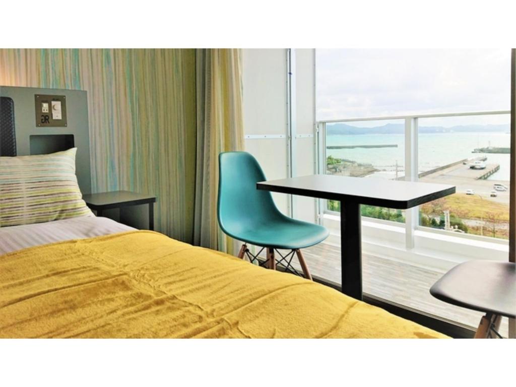 Een zitgedeelte bij Green Rich Hotel Okinawa Nago - Vacation STAY 55412v