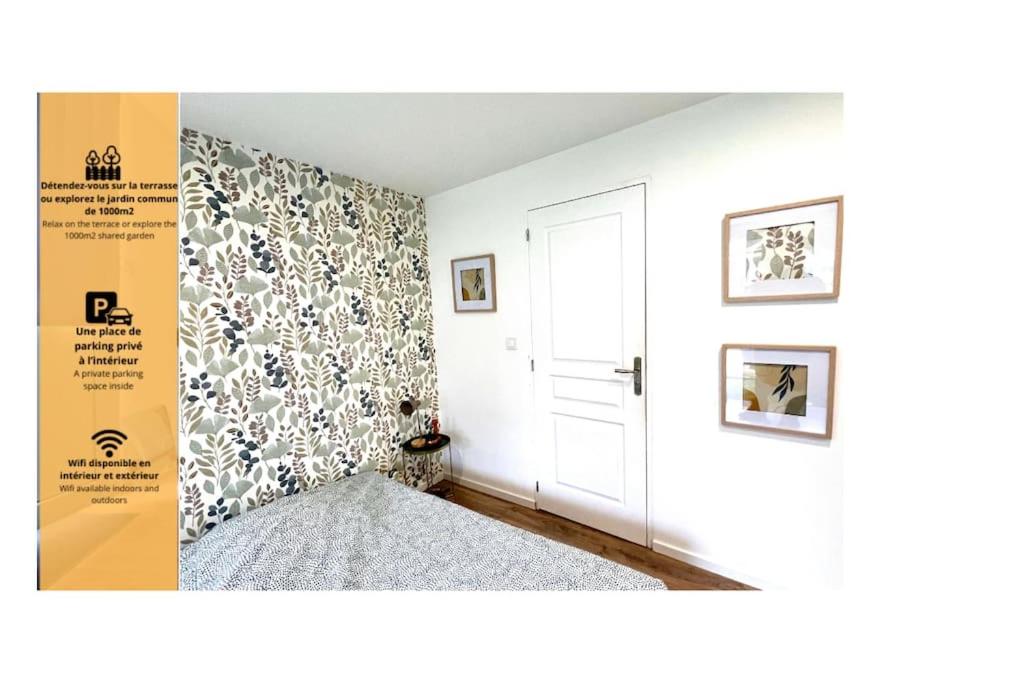 1 dormitorio con 1 cama y papel pintado con motivos florales en Bucolique & Cosy studio, en Amblainville