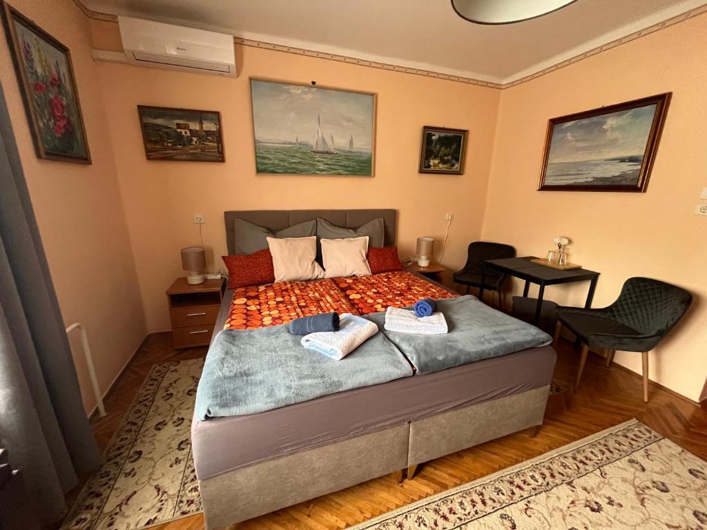 Posteľ alebo postele v izbe v ubytovaní Károly II. Vendégház
