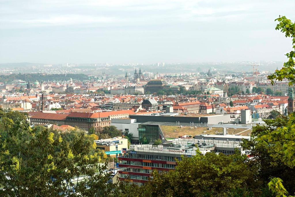 Nespecifikovaný výhled na destinaci Praha nebo výhled na město při pohledu z hotelu