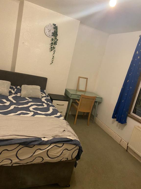 1 dormitorio con cama, escritorio y mesa en Incredibly spacious King size Room with full Main Floor of the Flat!, en Oxford