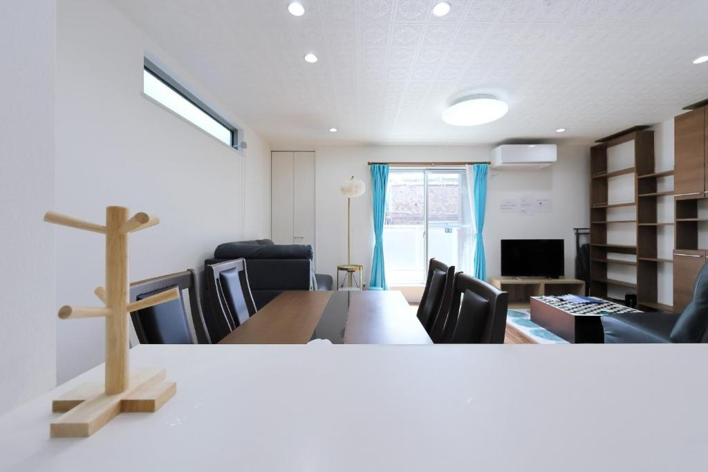 een woonkamer met een eettafel en stoelen bij KASILIN - Vacation STAY 16662 in Osaka
