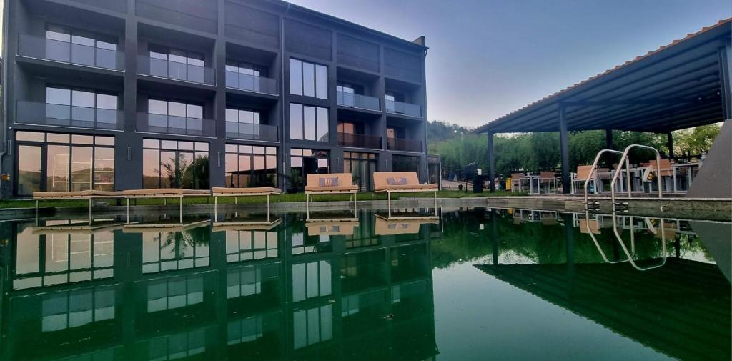 Bazén v ubytování Donau Resort nebo v jeho okolí