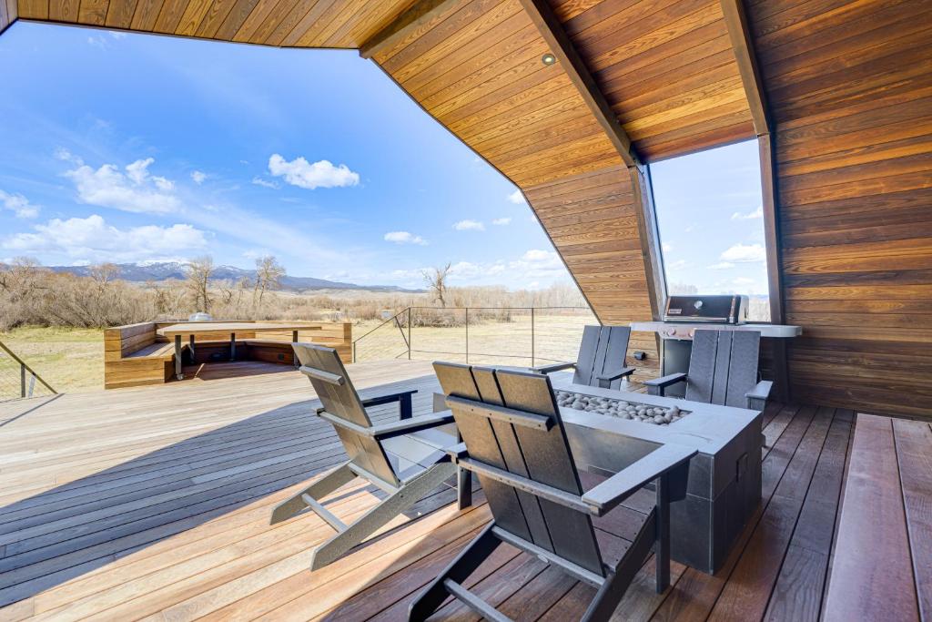 d'une terrasse avec une table et des chaises. dans l'établissement Riverfront Montana Retreat - Deck, Fire Pit and Pond, à Silver Star