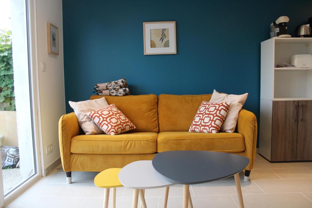 un salon avec un canapé et une table dans l'établissement Bel appartement neuf proche Disneyland et Paris- A proximité de la gare de Meaux, à Villenoy