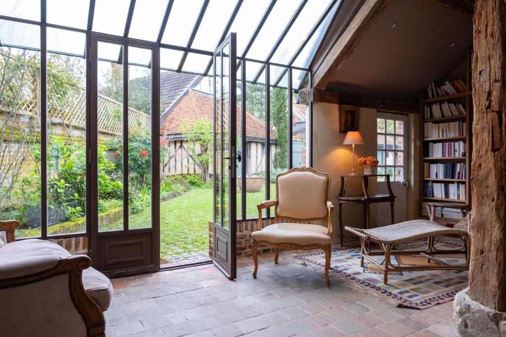 une véranda avec une chambre dotée d'une porte en verre dans l'établissement Le Clos Souvigny Centre ,15 min Parc Fédéral Lamotte CAUTION OBLIGATOIRE SWIKLY, à Souvigny-en-Sologne