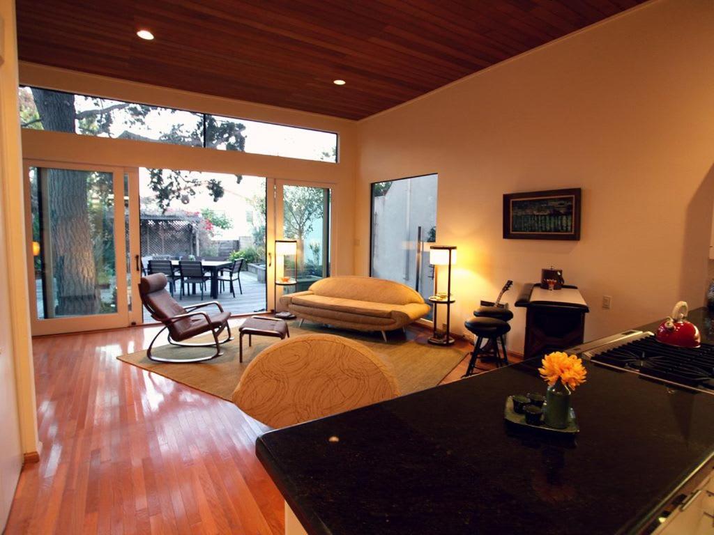 een woonkamer met een keuken en een woonkamer met een tafel bij Luxury Ocean view Bay view Home in San Diego