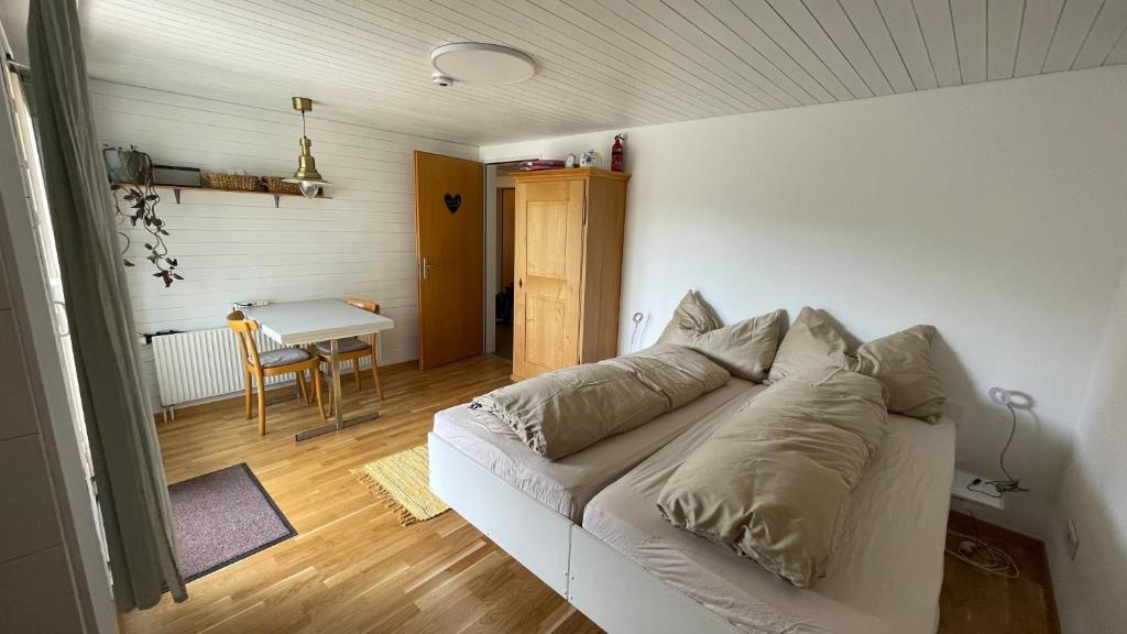 - un salon avec un canapé blanc et une table dans l'établissement Zimmer in den Voralpen, à Grub