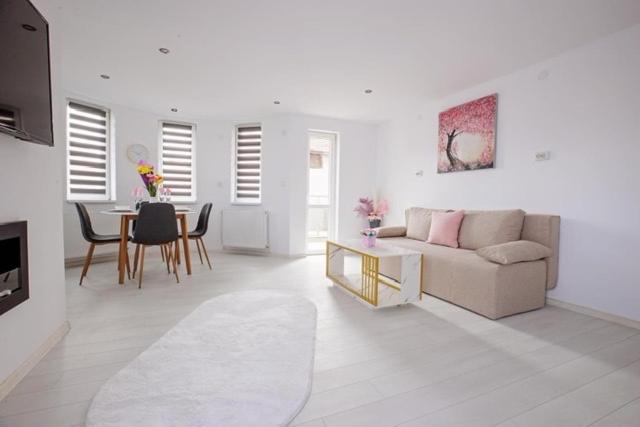 un soggiorno con un divano e un tavolo di WhiteBoxApartment a Kjustendil