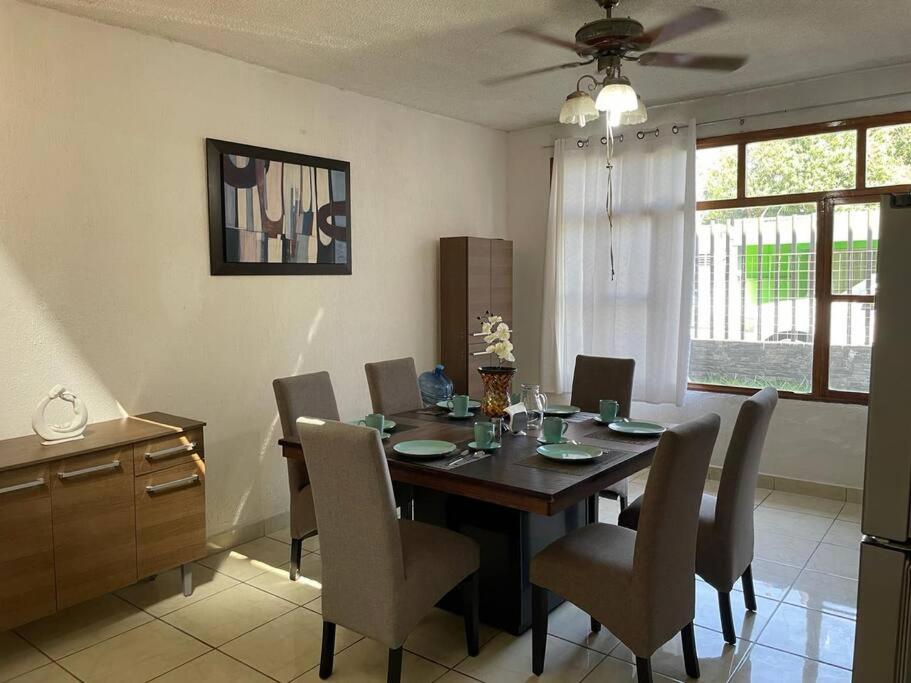 a dining room table and chairs in a room at Alojamiento con 4 habitaciones Veracruz in Veracruz