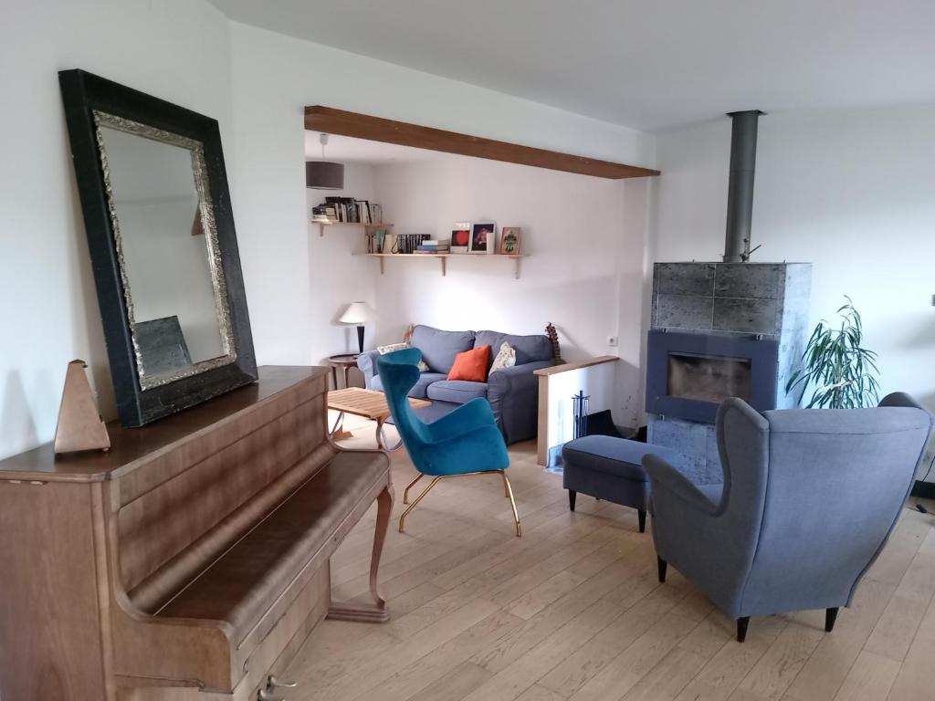 un salon avec un canapé et un miroir dans l'établissement Petite maison près de Disneyland, à Magny-le-Hongre