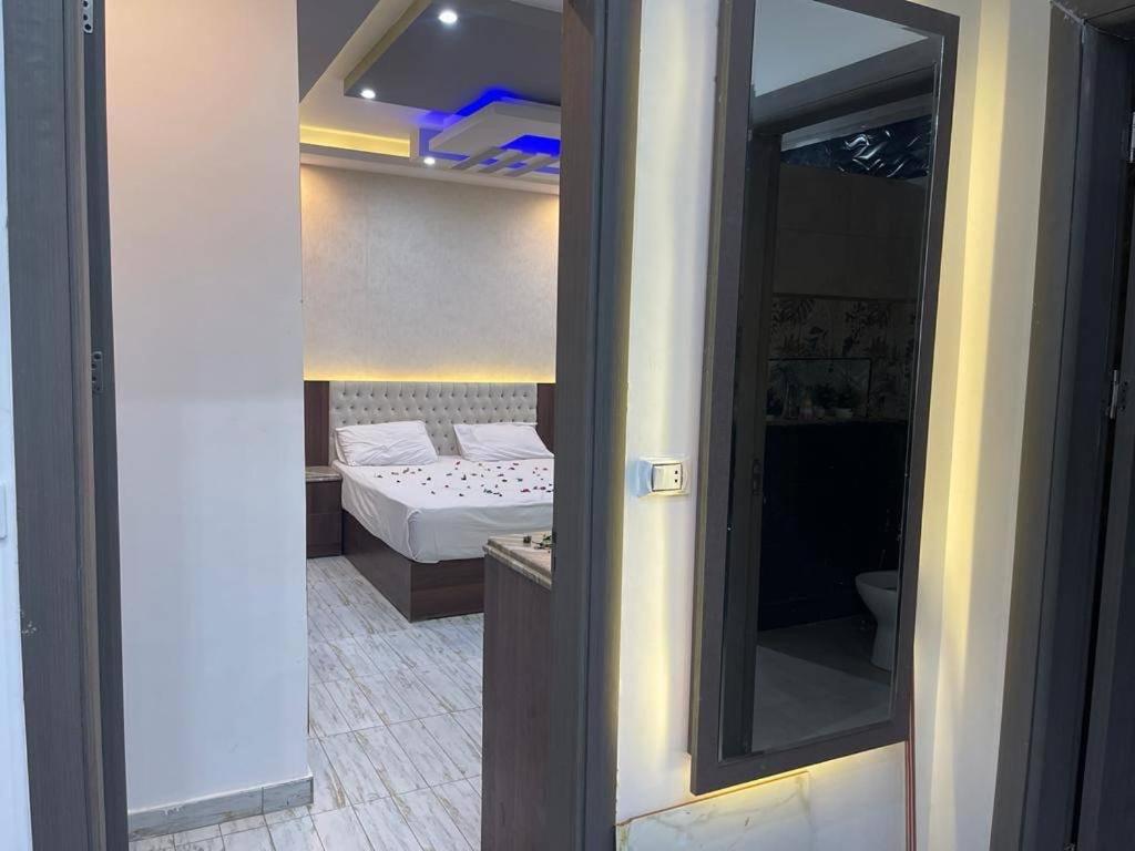 Postel nebo postele na pokoji v ubytování فندق ميراج باى
