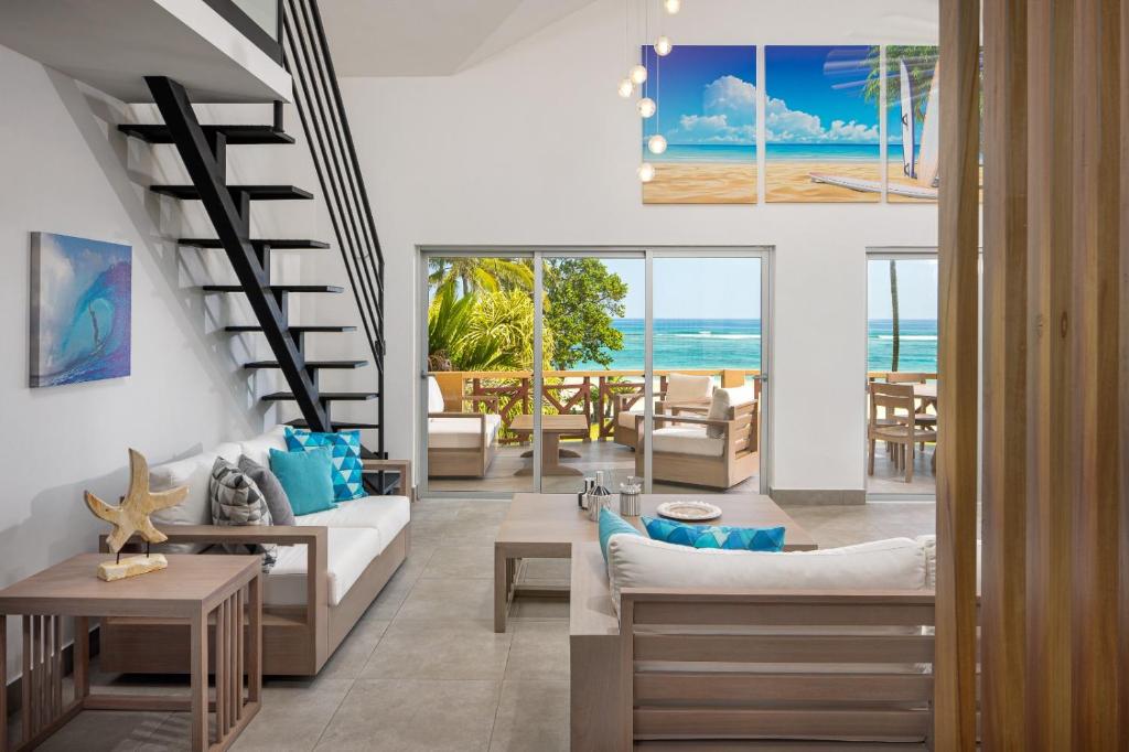 Una sala de estar con vista al mar. en Kite Beach Penthouse, en Cabarete