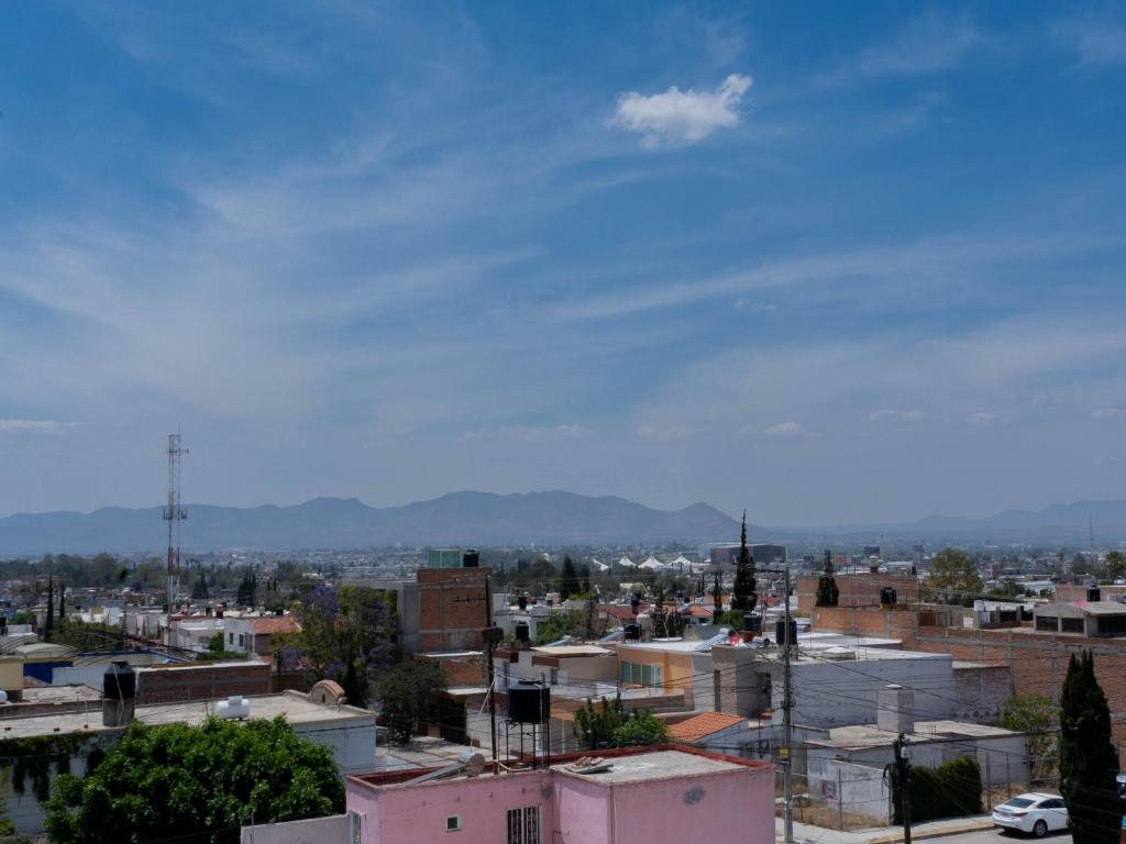 Blick auf eine Stadt mit Bergen im Hintergrund in der Unterkunft Apartamento Atardecer en Aguascalientes in Aguascalientes