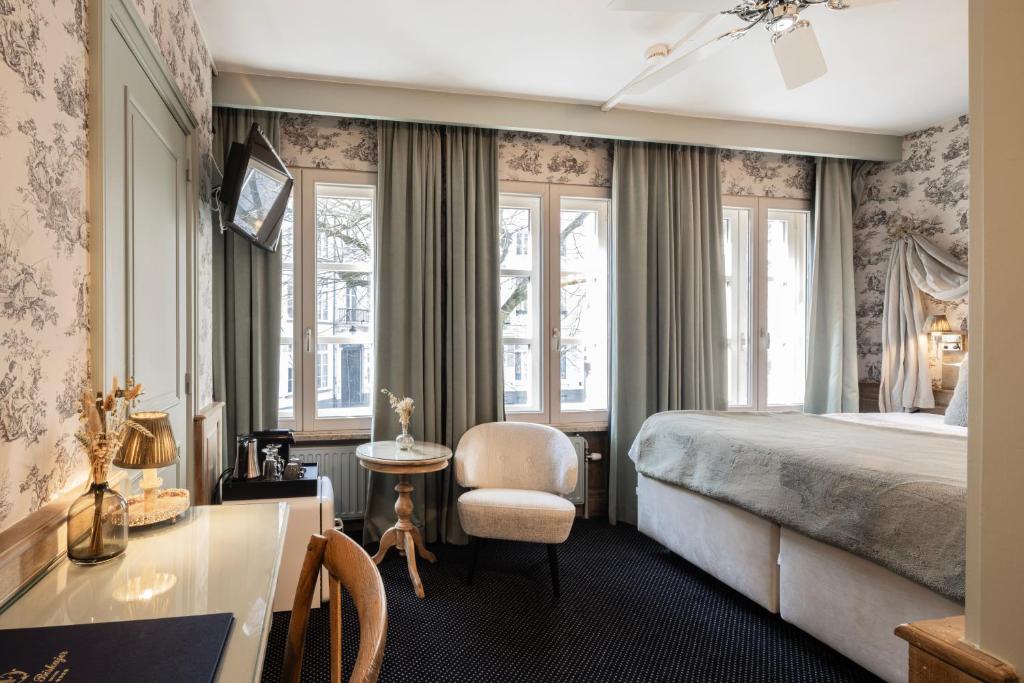 una camera d'albergo con letto e scrivania di Hotel Biskajer by CW Hotel Collection - Adults Only a Bruges