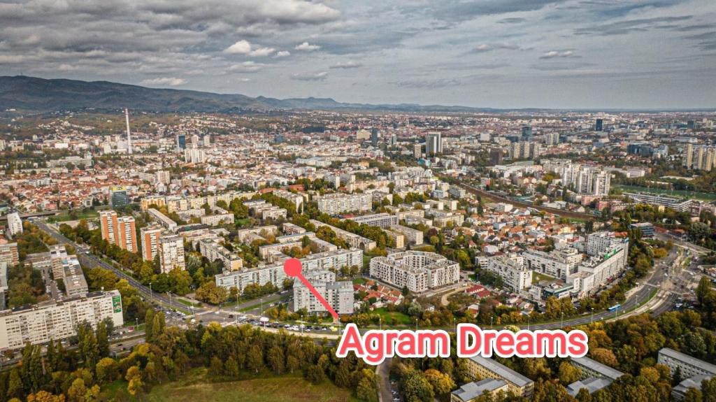 una vista aerea di una città con freccia rossa di Agram Dreams a Zagabria