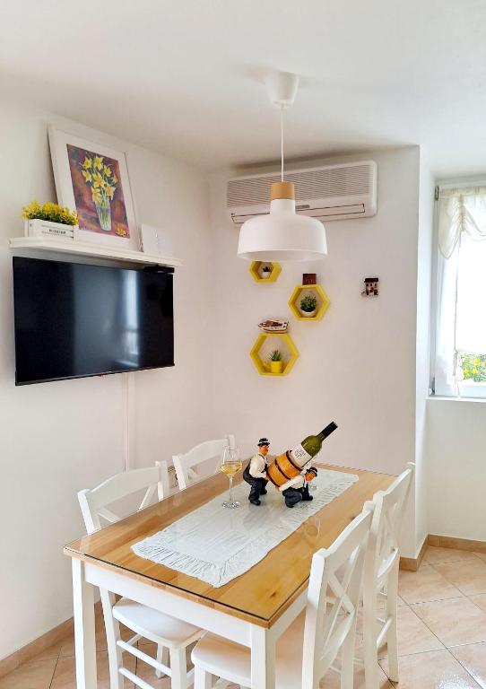 TV a/nebo společenská místnost v ubytování Apartment Megi in Supetar historical core